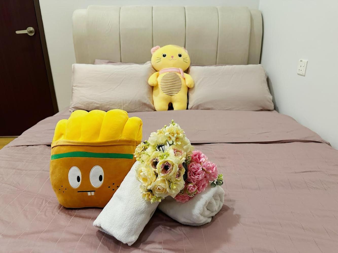 金海湾@dangabay Yi Jia Homestay3房2厕顶楼豪华版4-12人适合家庭入住 Johor Bahru